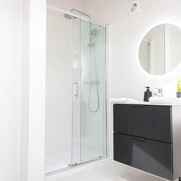 ensuite walk in shower and mirror in pilgrim street site